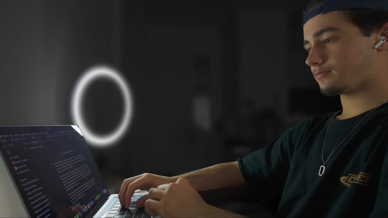 Léo Murail travaillant sur son bureau