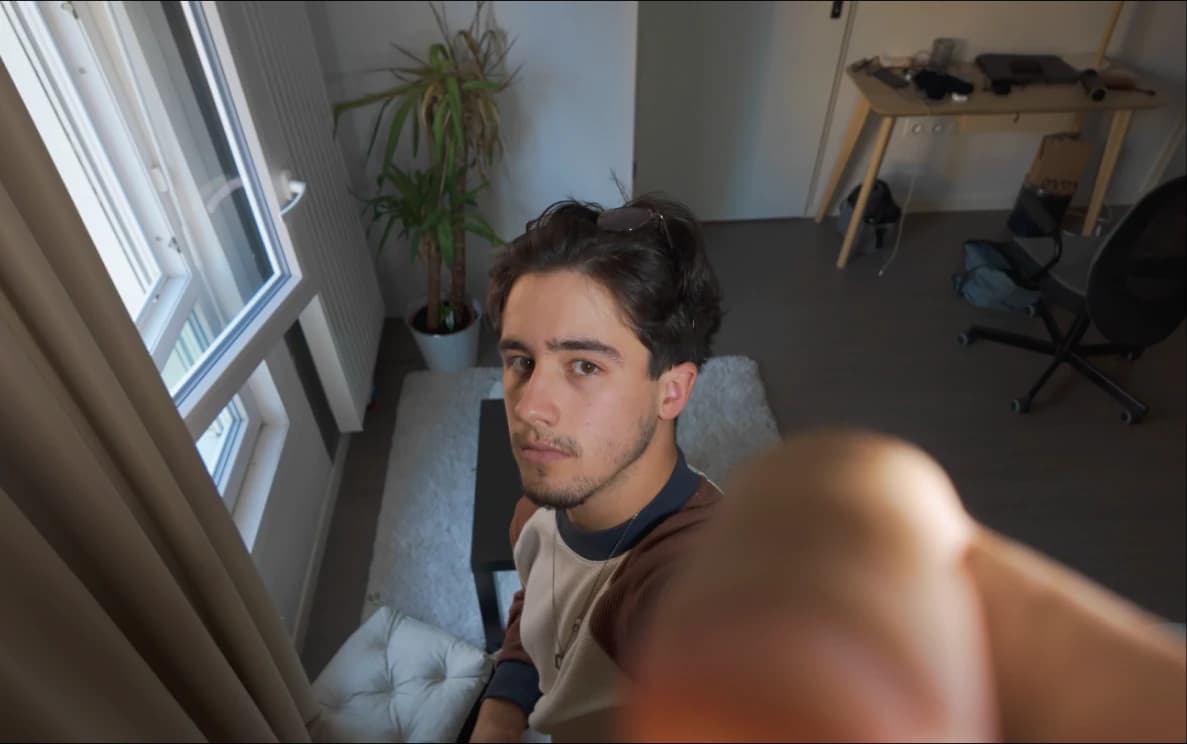 Léo Murail tenant sa caméra