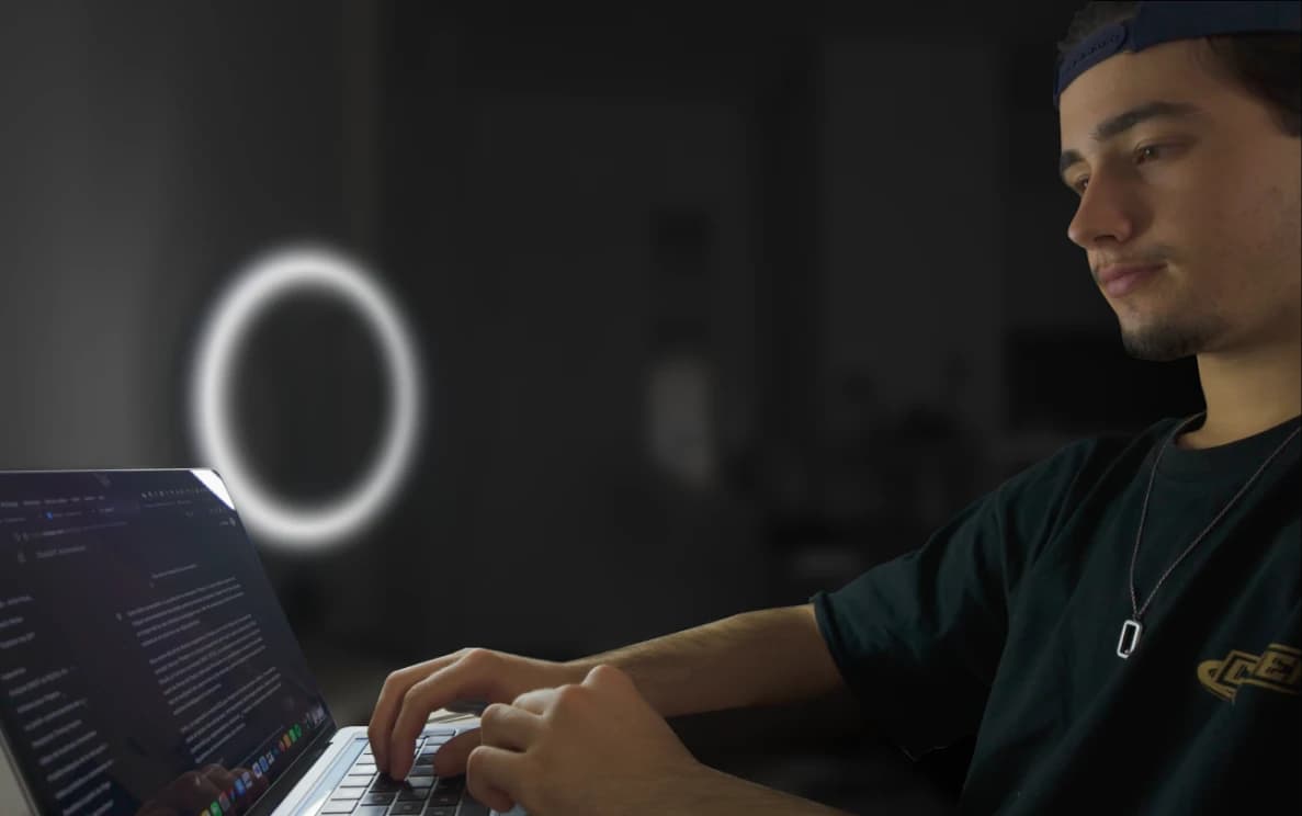 Léo Murail travaillant sur PC